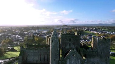 Cashel Kayası üzerindeki hava manzarası ayrıca Kralların Cashel 'i olarak da bilinir. Cashel, County Tipperary, İrlanda 'da muhteşem bir tarihi mekan. Yüksek kalite 4k görüntü