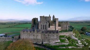 Havadan. Cashel Kayası 'nın kuş bakışı görüntüsü. Kralların Cashel' i ve St. Patricks Rock 4k olarak da bilinir. Cashel, County Tipperary, yüksek kaliteli 4K görüntü.