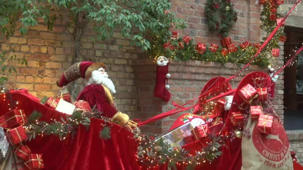 Santa Sedí Saních Před Krbem Santa Dává Dárky Vánoční Hračky — Stock video