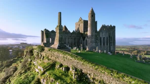 卡谢尔岩石的空中景观也被称为国王的卡谢尔 爱尔兰提伯拉里县Cashel的一个宏伟的历史遗迹 高质量的4K镜头 — 图库视频影像