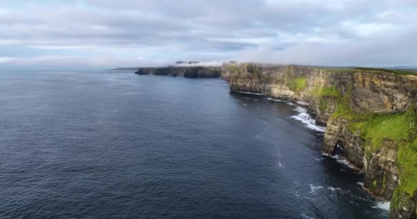 アイルランドのカウンティクレアの田園観光名所 モハーとブレン アイルランドのクリフ エピックアイルランド風景海岸 野生の大西洋風景 高品質の4K映像 — ストック動画
