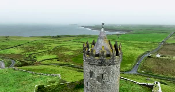 Survolez Château Doonagore Vue Aérienne Sur Orbite Brumeuse Monument Emblématique — Video