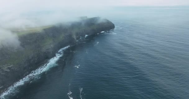 Letecký Pohled Rocky Coastline Vedle Cliffside Blue North Atlantic Ocean — Stock video