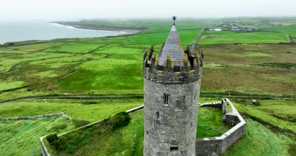 Aerial Circular Doonagore Castle Aerial Foggy View Iconic Landmark One — Stock Video
