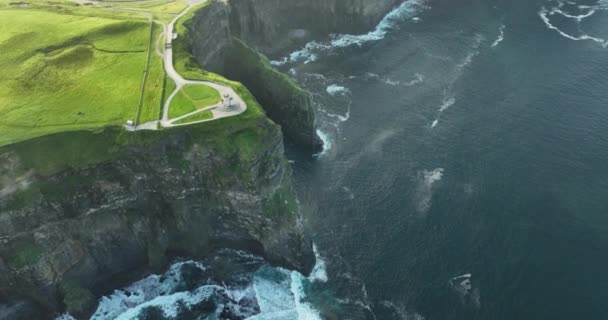 从空中俯瞰爱尔兰西海岸美丽的莫赫悬崖 从低矮的云层中可以看到奥布里斯塔 令人印象深刻的海洋堆栈 日出县克莱尔爱尔兰 高质量的4K镜头 — 图库视频影像
