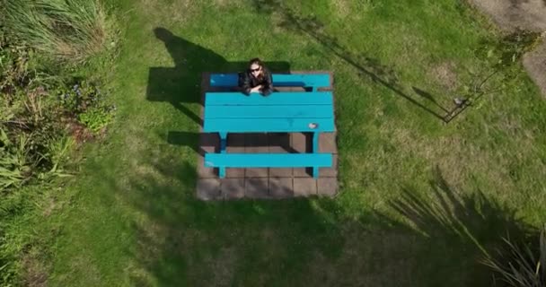 Uma Mulher Senta Uma Mesa Madeira Tem Grande Momento Natureza — Vídeo de Stock