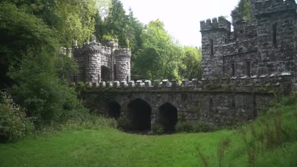 Ballysaggartmore Towers 판타지 카메라는 Lismore County Waterfords 다리를 신비한 성으로의 — 비디오