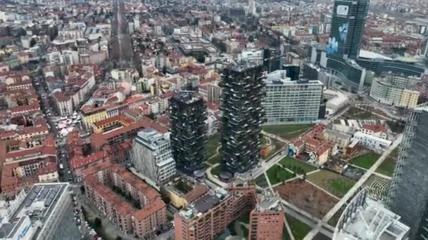 Вид Повітря Сучасні Екологічно Чисті Хмарочоси Багатьма Деревами Балконах Боско — стокове відео