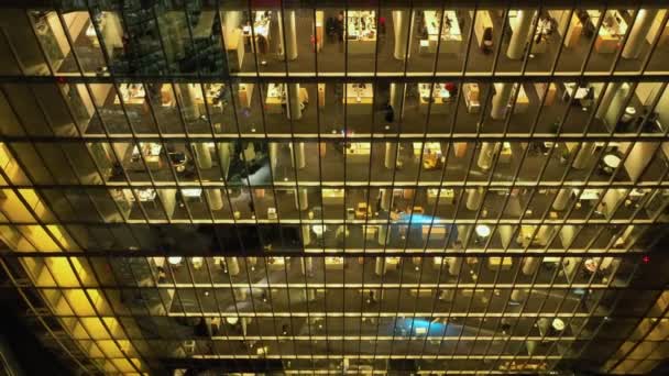 Αεροφωτογραφία Της Πρόσοψης Ουρανοξύστη Νύχτα Κινηματογραφική Λήψη Ενός Drone Windows — Αρχείο Βίντεο