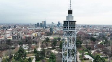 Castello sforzesco 'nun yanındaki Sempione parkındaki Branca kulesinin hava manzarası. Milan 'daki eski bir gözlem kulesinin arka planına karşı iş binaları.