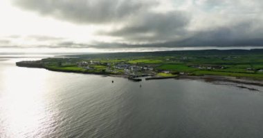 Atlantik Okyanusu kıyısındaki Lahinch balıkçı köyü. Okyanus kıyısında küçük bir köy. Liscannor Kalesi. Atlantik kıyı şeridi. Lahinch, Co. Clare, İrlanda. Yüksek kalite 4k görüntü