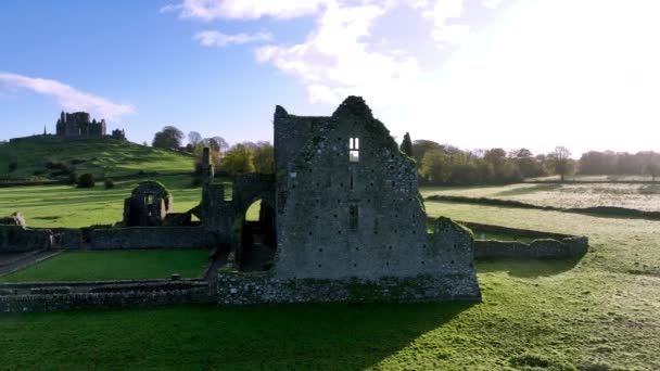 以卡谢尔岩石为背景的荷尔修道院景观 仇恨修道院坟场的废墟 Hore Abbey Irelands是中世纪的锡斯琴修士 高质量的4K镜头 — 图库视频影像