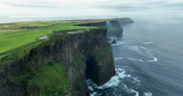 Flygfoto Över Vackra Cliffs Moher Utanför Irlands Västkust Obriens Tower — Stockvideo