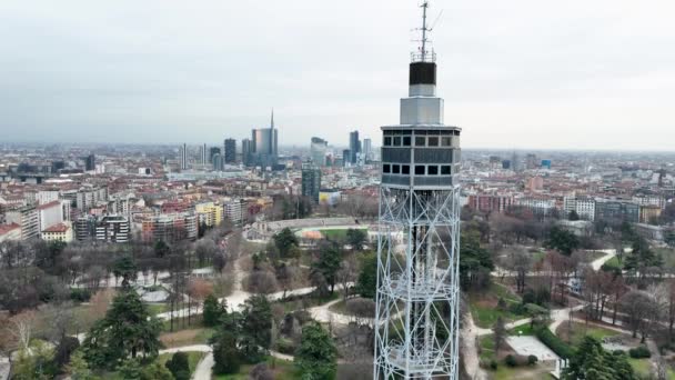 Luftaufnahme Des Branca Turms Winterbäume Empione Park Neben Dem Castello — Stockvideo
