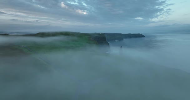 Havadan Beyaz Bulutlara Sarılmış Moher Kayalıkları Nın Dramatik Manzarası Günaydın — Stok video