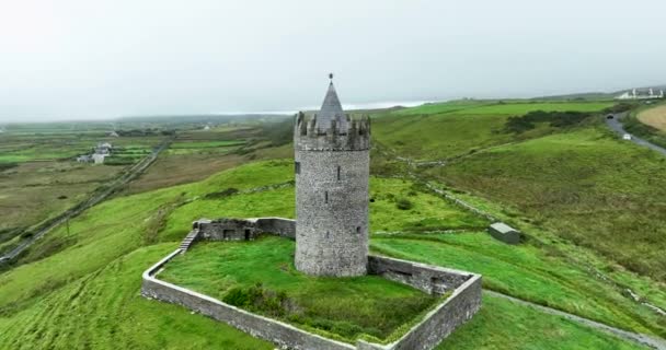 エアリアル サーキュラー ドノナゴール城 空の霧の景色 象徴的なランドマーク アイルランドで最も撮影された城の一つ 丸い丘や山の砦の別名 高品質の4K映像 — ストック動画