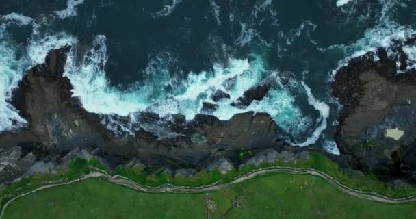 Вид Сверху Обрыв Крутые Скалы Вид Воздуха Океан Через Высокие — стоковое видео