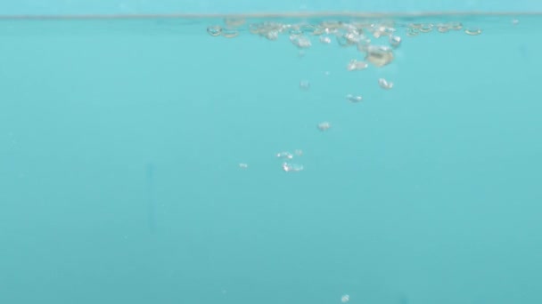 Φυσαλίδες Αέρα Στο Νερό Ανεβαίνουν Προς Πάνω Μπλε Φόντο Υψηλής — Αρχείο Βίντεο