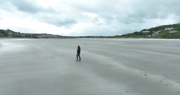 Εναέρια Μια Γυναίκα Περπατά Μια Ερημική Παραλία Μοναξιά Και Κρύο — Αρχείο Βίντεο