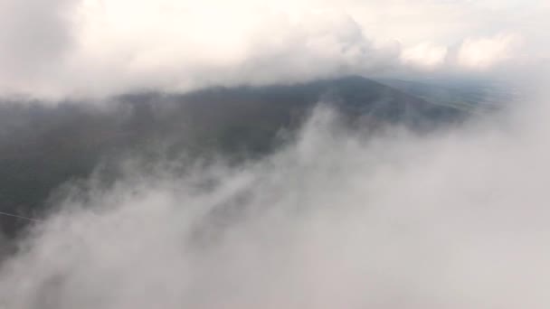 Luchtfoto Vliegen Boven Wolken Hoog Bergen Bergen Vliegen Bergen Vliegen — Stockvideo