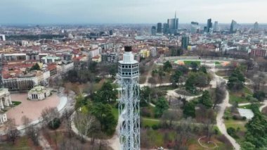 Dairesel. Castello sforzesco 'nun yanındaki Sempione parkındaki Branca kulesinin hava manzarası. Triennale Milano Tasarım Müzesi. Milan İtalya 01.2024. Yüksek kalite 4k görüntü