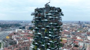 Modern ve çevre dostu gökdelenlerin balkonlarında bir sürü ağaç olan havadan görünüşü. Bosco Verticale. Mimarlık, dikey bahçeler, teraslar. Yeşil Gezegen Yüksek kalite 4k görüntü