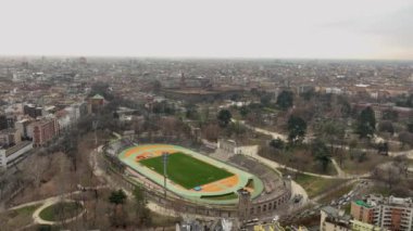 Sabahın erken saatlerinde Castello Sforzesco 'nun hava manzarası. Modern mimari ve çatılar. Antik şato, İtalyan şatosu, ortaçağ şatosu, Avrupa 'nın merkezinde kale. Milan mı? İtalya Yüksek Kaliteli 4K