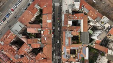 Havadan. Milano şehrinin çatıları ve binaları. Avrupa 'nın Milano şehrinin çatılarında uçuyor. İtalya 'nın merkezindeki büyük Avrupa şehrinin panoraması. Yüksek kalite 4k görüntü
