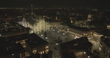 Milan Katedrali 'nin Havadan Görünümü Piazza Del Duomo Di Milano ve Galleria Vittorio Emanuele Şehir Merkezi' ni aydınlattı. Katedral birçok spot ışıklarıyla aydınlatılır. Yüksek kalite 4k