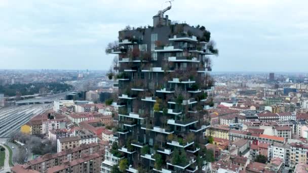 Luchtfoto Van Moderne Milieuvriendelijke Wolkenkrabbers Met Veel Bomen Balkons Bosco — Stockvideo