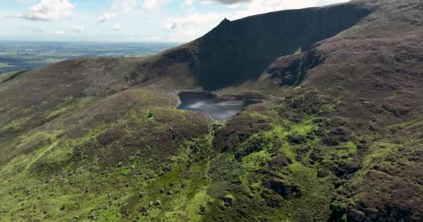 Tonelagee Dağı Ndan Lough Ouler Hava Görüntüsü Yeşil Tepelerin Ortasındaki — Stok video