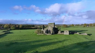 Arka planda gökkuşağı olan Hore Abbey manzarası. Hore Abbey Mezarlığı Mezarlığı Harabeleri. Hore Abbey Ireland 'ın son ortaçağ manastırı 1272' de kuruldu. Yüksek kalite 4k görüntü