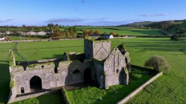 Hore Abbey manzarası. Hore Abbey Mezarlığı Mezarlığı Harabeleri. Hore Abbey Ireland 'ın son ortaçağ manastırı 1272' de Cashel 'in batısındaki County Tipperary' de kuruldu. Yüksek kalite 4k görüntü