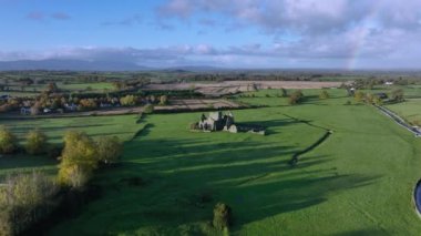 Hore Abbey Cashel 'in harabelerine yaklaşan havadan üstgeçit görüntüsü, uçucu İrlanda. Hore Abbey Mezarlığı Mezarlığı Harabeleri. Hore Abbey Ireland 'ın son ortaçağ manastırı. Yüksek kalite 4k görüntü