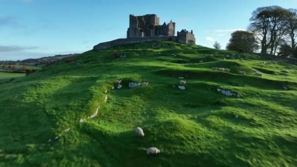 ロック キャシェル 英語版 を巡る空中視界はキングズのキャシェルとも呼ばれる 緑の山の麓にある城 アイルランドのティペラリー郡キャシェルに位置する壮大な歴史的な場所 高品質4Kについて — ストック動画
