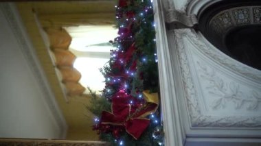 Dikey. Hikayeler. Noel ve Yeni Yıl iç dekorasyonu. Oyuncaklarla süslenmiş yeşil ağaç, hediyeler, hediye kutuları, yanıp sönen çelenkler, yanan lambalar. Ateş yakmadan şömine. Samimi Noel