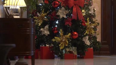 Yılbaşı ağacı altında bir sürü hediye kutusu ve Noel süsü. Peri masallarındaki dayanılmaz bir Noel ağacı. Eski moda iç mekan. Noel ağacı. Bir ülkenin lüks içinde Noel ağacı