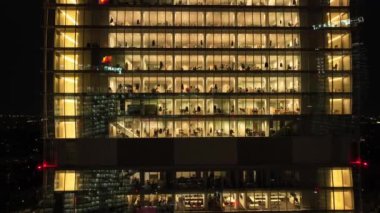 Havadan. Geceleri gökdelenlerin pencereleri, ofislerin pencerelerine zum yapıyor. Büyük şirketler gökdelenlerdeki ofisler için yer kiralarlar. İş adamları ve ofis çalışanları geç saatlere kadar çalışır. Yüksek