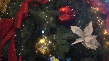 Kapatın. Ağaçta Noel oyuncakları. Peri masallarındaki dayanılmaz bir Noel ağacı. Eski moda iç mekan. Noel ağacı. Yılbaşı ağacı, eski bir kır evinin lüks içinde. Yüksek kalite 4k