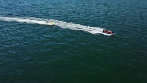 Vista Aérea Grupo Pessoas Montando Barco Banana Caindo Oceano Atividades — Vídeo de Stock