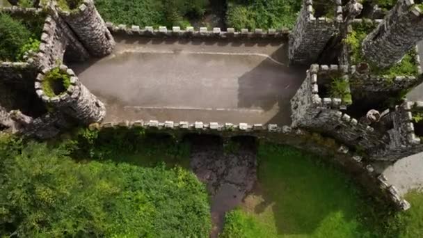 Luchtdrone Zicht Ierlands Ballysaggartmore Towers Mysterieuze Torens Vliegen Middeleeuwse Brug — Stockvideo