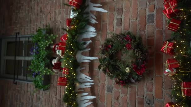 垂直に 暖炉の上のクリスマスの装飾 クリスマスツリーと赤い装飾が暖炉を飾るガーランド おとぎ話の家にある 魅力的なクリスマスツリー ヴィンテージインテリア — ストック動画