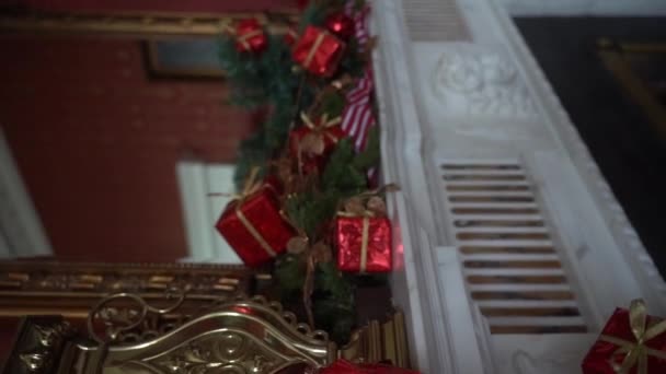 Cerca Vertical Decoraciones Navidad Sobre Chimenea Una Guirnalda Con Árbol — Vídeo de stock