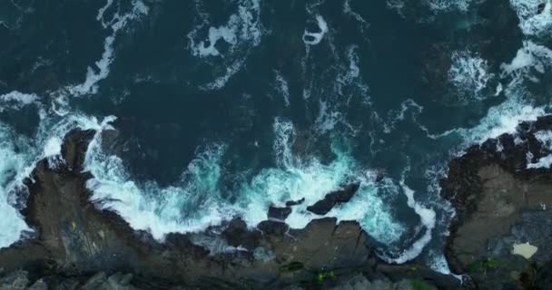 从空中俯瞰悬崖 陡峭的悬崖 从摩尔的悬崖俯瞰大海的空中景色 蓝色的海洋爱尔兰受欢迎的旅游胜地 爱尔兰克莱尔郡 高质量的 — 图库视频影像