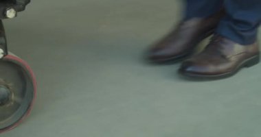 Bir yığın dolar kaldırıma dökülüyor. Bir adam yığınla dolar topluyor. Gökten para yağıyor. Ayaklarının önünde bir tomar para. Ayaklarının dibinde bir tomar kupur. Para yığını içine düşer.