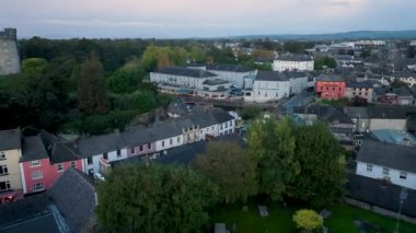 İrlanda 'nın merkezinde antik bir Avrupa kenti. Eski evler ve yeşil parklar. Antik kentteki oteller ve barlar. Kilkenny kasabasının hava manzarası. Kilkenny turistik bir yer.