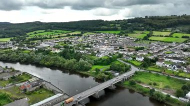 Havadan. Suir 'deki antik İrlanda şehri Carrick' in en iyi manzarası. Nehir kenarındaki küçük bir kasabanın panoraması. Şehir yukarıdan bulutlu bir günde dağların arka planına karşı. Resimli bir kasaba