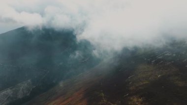 Havadan. Dağların tepesinde bulutların üzerinde uçuyor. Dağların üzerinden uçmak, dağların üzerinden uçmak. Dağlarda bulutlu bir manzara. Yüksek kalite 4k görüntü