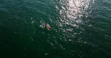 Havadan. Dairesel. Kano ve Kano sporları eğitimi için tek başına kanoyla denize açılan bir adam. Eğitimdeki sporcular, Şehir Kürek Kanalı. Kano Su Sporları. Yukarıdan bak. Yüksek