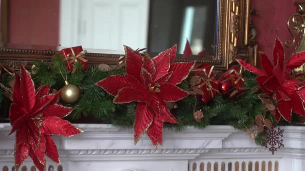 静かに 暖炉の上のクリスマスの装飾 クリスマスツリーと赤い装飾が暖炉を飾るガーランド おとぎ話の家にある 魅力的なクリスマスツリー ヴィンテージインテリア — ストック動画